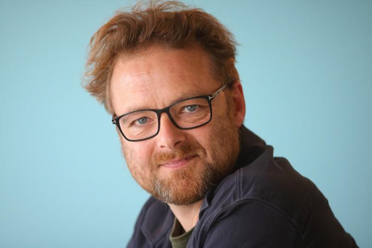 Søren Schultz Jørgensen er født i 1967 og ph.d. i mediesociologi. Han tiltræder som ansvarshavende chefredakør for Vid&amp;Sans med det samme. 