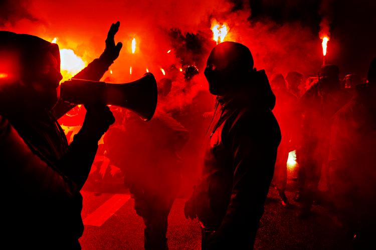 Bevægelsen Men In Black, også kendt som Sortklædt Modstand, har flere gange demonstreret mod regeringens coronarestriktioner. Billedet er fra Rådhuspladsen i København i marts.  Foto: Martin Lehmann
