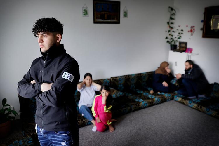 Da Mohamed var 9 år, blev hans far på brutal vis myrdet af en snigskytte i Syrien. Nu skal hans mor og hans to små søstre udvises af Danmark. Selv kan han blive: »Jeg mistede min barndom da min far døde. Jeg synes ikke, det er fair, hvis jeg også skal miste min mor og min ungdom. Jeg vil aldrig kunne besøge hende i Syrien«.
 Foto: Jens Dresling/POLFOTO