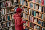 Fra på fredag skal landets biblioteker ikke længere kontrollere, om alle besøgende har coronapas. Så kan man nøjes med stikprøver. Her er det Frederiksberg Bibliotek. Foto: Aleksander Klug/Ritzau Scanpix
