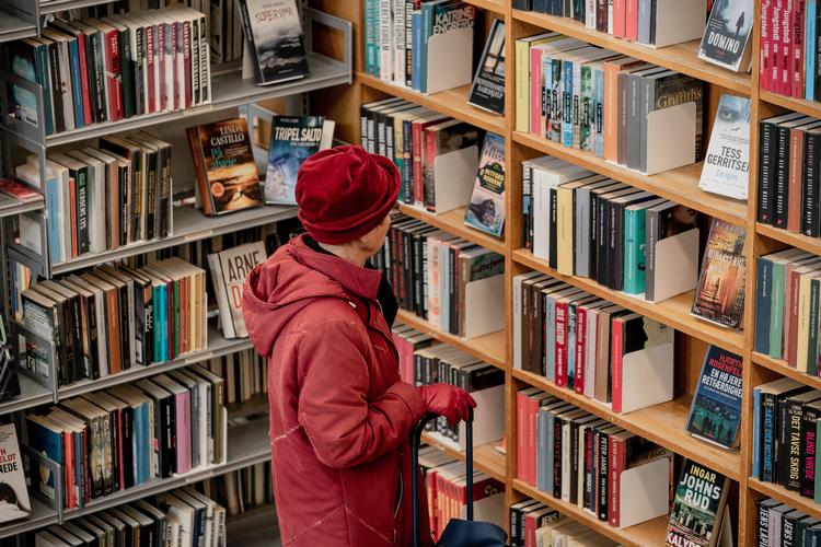 Fra på fredag skal landets biblioteker ikke længere kontrollere, om alle besøgende har coronapas. Så kan man nøjes med stikprøver. Her er det Frederiksberg Bibliotek. Foto: Aleksander Klug/Ritzau Scanpix