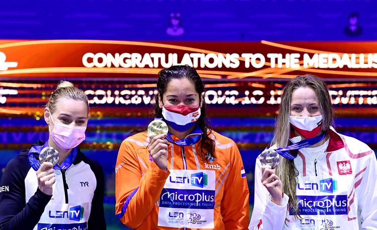 Mens EM-sølvet var Pernille Blumes internationale medalje nummer 26, har hollænderen Ranomi Kromowidjojo nu hentet 78 af slagsen. For polakken Katarzyna Wasick var sølvet den første individuelle efter to holdkap-medaljer på kortbane i 2011 og 2019. Foto: Tobias Schwarz/Ritzau Scanpix