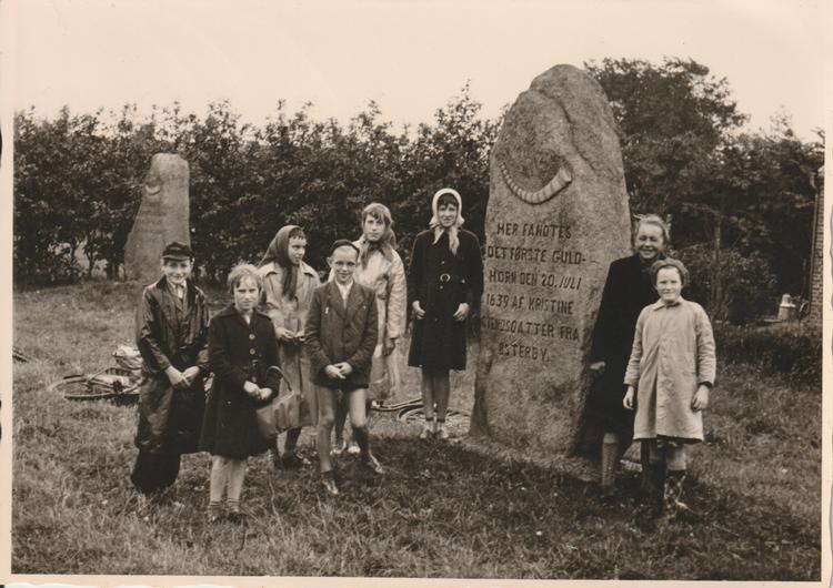 Agtrup danske skoles storeklasse er på sin årlige cykeltur til Guldhornstenene i Gallehus ved Møgeltønder. Det er fra venstre Nis Peter, Erika, Christel, Søren, Hannelore, Mathilde, Agnes og Inge Merete. Jeg ligner en cirka 12-årig, så det er fra omkring 1957, og det er regnvejr. Foto: Gunnar Ryge Petersen