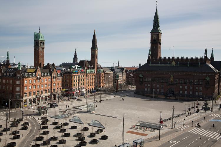 En mindeplade, der skal markere 100-året for pølsevognen, er på vej til Rådhuspladsen i København. Foto: Thomas Borberg/POLFOTO