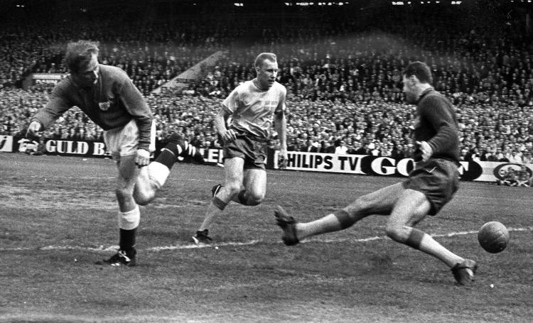 Sådan. Ole Madsen har vippet højrehælen og overlister den svenske målmand en sommerdag i 1965. Dette mål til 1-0 blev set af 50.000 tilskuere i Københavns Idrætspark. Og der var ikke EM- eller VM-point på spil, blot æren. Danmark vandt 2-1. Foto: Busser/POLFOTO