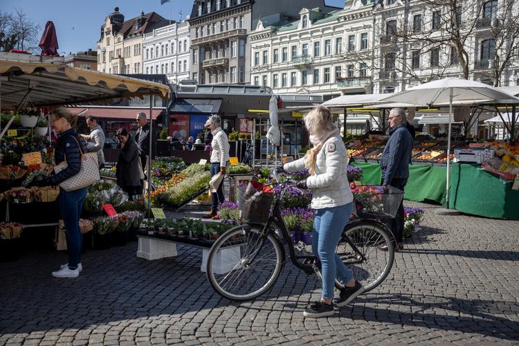 Det svenske samfund har løbende gennem coronapandemien holdt langt mere åbent end eksempelvis Danmark. Sverige befinder sig midt i den tredje smittebølge, og gennem de seneste uger har landets intensivafdelinger været under maksimalt pres. Foto: Jens Hartmann Schmidt/POLFOTO