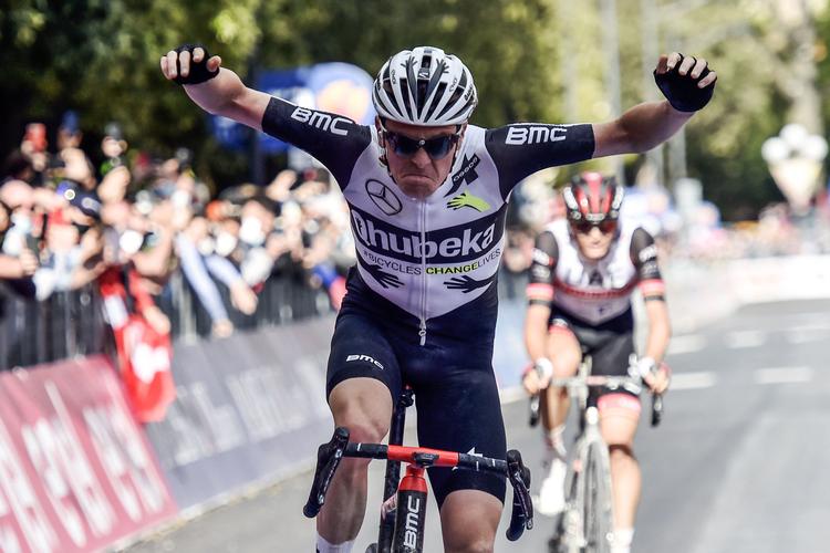 Den 21-årige schweizer Mauro Schmid er ellevild af glæde over sin etapesejr.
 Foto: Luca Bettini/Ritzau Scanpix