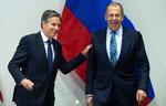 Der var både smil og alvorsord, da Antony Blinken og Serge Lavrov mødtes. Foto: Saul Loeb/Ritzau Scanpix