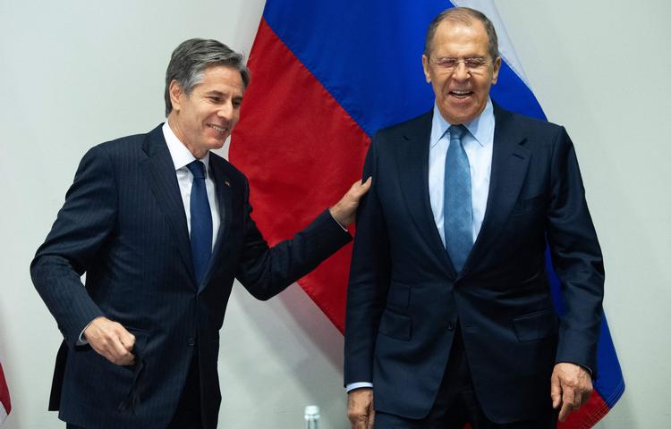 Der var både smil og alvorsord, da Antony Blinken og Serge Lavrov mødtes. Foto: Saul Loeb/Ritzau Scanpix