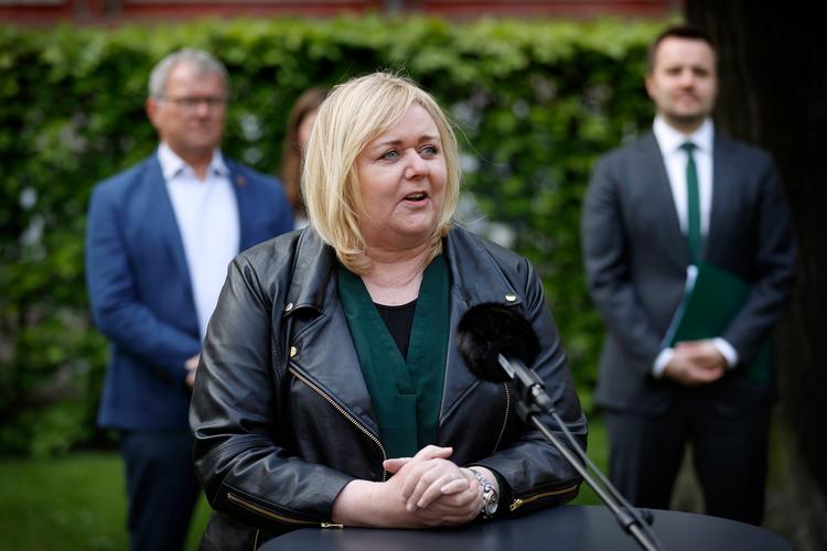 Klimaordfører Mona Juul (K) kan lige som kollegaen Tommy Ahlers (V) ikke lide den klimaaftale, regeringen og støttepartierne har indgået om et 2025-mål. Men de er enige i, at udledningerne mindst skal halveres i forhold til 1990. Foto: Jens Dresling/POLFOTO
