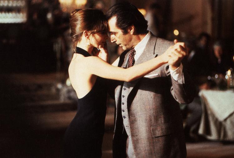 Al Pacino leverede i 'En duft af kvinde' en følt og flamboyant præstation som den blinde oberstløjtnant Frank Slade, der her danser tango med Donna (Gabrielle Anwar).  Foto: Pictorial Press Ltd / Alamy Stoc/Ritzau Scanpix