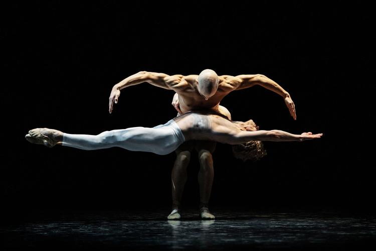 Som Neumeiers menneskelige hovedfigur danser Jonathan Chmelensky (stående) i tæt samspil med sin skytsånd (på billedet dog Jón Axel Fransson og ikke Ryan Tomash som i den anmeldte forestilling). Foto: Henrik Stenberg
