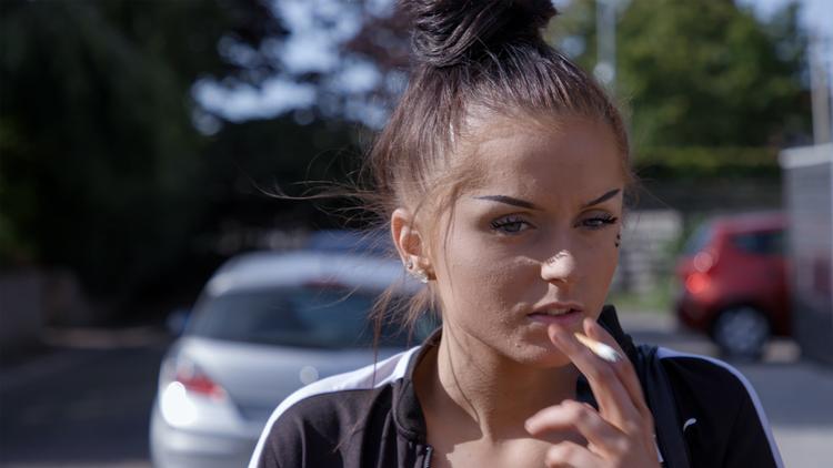 Katrine er 16 år, hjemløs, på stoffer og anklaget for vold. Sådan kan en teenagers tilværelse i Danmark også se ud.  Foto: Thøger Kappel/TV 2