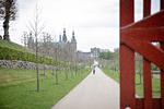     En lille gåtur fra huset ligger Frederiksborg Slot. Mens du ligger på sofaen i stuen, har du udsigt til det fine slot gennem vinduerne.  Foto: Marius Renner/POLFOTO