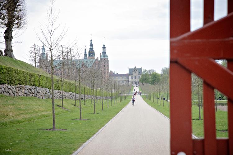     En lille gåtur fra huset ligger Frederiksborg Slot. Mens du ligger på sofaen i stuen, har du udsigt til det fine slot gennem vinduerne.  Foto: Marius Renner/POLFOTO
