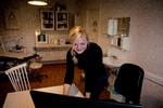 Praktiserende læge i Kastrup Lægeklinik Nina Åslund ønsker at bevare muligheden for de lange telefonkonsultationer med patienterne. Hun vurderer, at omkring en tredjedel af hendes konsultationer lige så vel kan klares over telefonen som via video eller ved fysisk fremmøde.  Foto: Finn Frandsen/POLFOTO