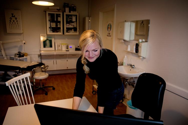 Praktiserende læge i Kastrup Lægeklinik Nina Åslund ønsker at bevare muligheden for de lange telefonkonsultationer med patienterne. Hun vurderer, at omkring en tredjedel af hendes konsultationer lige så vel kan klares over telefonen som via video eller ved fysisk fremmøde.  Foto: Finn Frandsen/POLFOTO