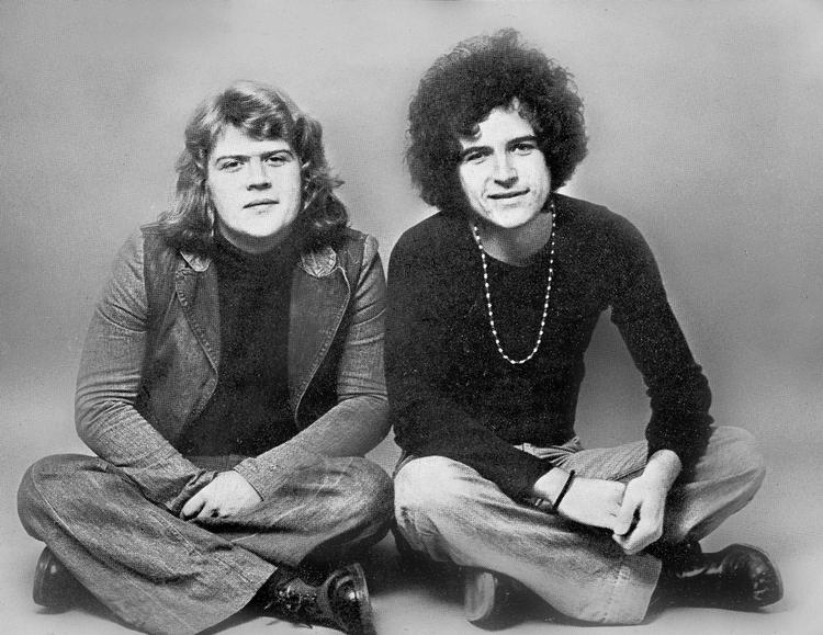 Brødrene Olsen fik deres gennembrud i 1971 i den danske opsætning af musicalen 'Hair'. Jørgen fik hovedrollen, Noller kom til senere som hans ældre bror.  Foto: PR-foto: DR 2