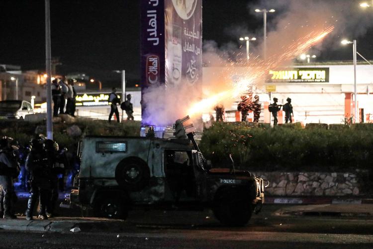 Israelske styrker benytter tåregas mod palæstinensiske demonstrationer i Umm el Fahem.  Foto: Ahmad Gharabli/Ritzau Scanpix