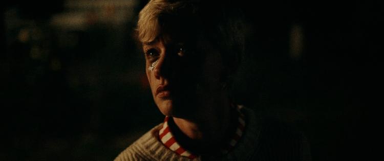 Fanny Bernth spiller den gravide Silvia, der i sin nye svigerfamilie får kam til sit korte hår. Foto: fra filmen