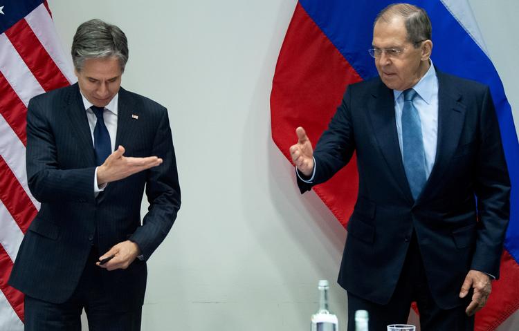 Antony Blinken og Sergej Lavrov (til højre) brød isen mellem Rusland og USA forud for mødet i Reykjavik. Dermed undgik Arktisk Råd at blive skueplads for de storpolitiske spændinger.  

 Foto: Pool/Ritzau Scanpix