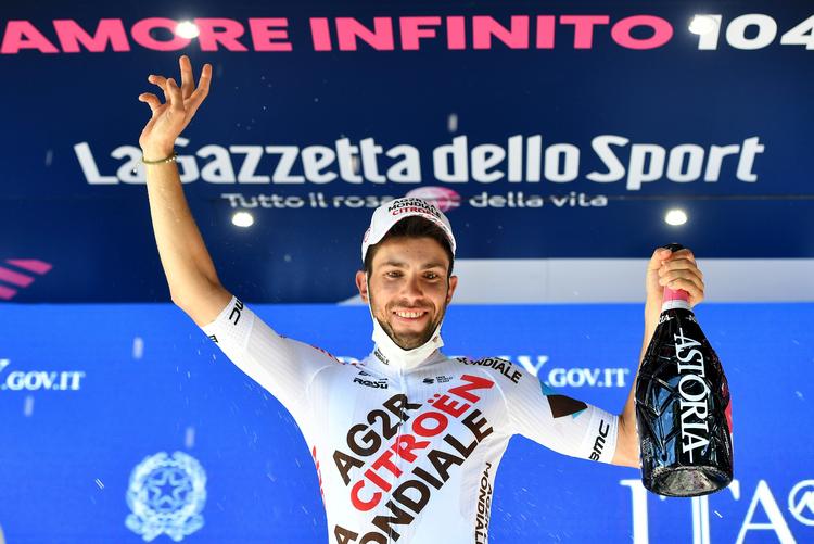 Det store smil var fremme hos den italienske sejrherre Andrea Vendrama ved hyldestseancen efter 12. etape.
 Foto: Jennifer Lorenzini/Ritzau Scanpix