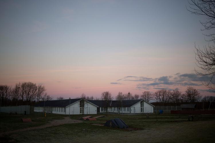 Hvis et politisk flertal er imod regeringens beslutning om at placere et nyt udrejsecenter på Langeland, så vil regeringen ikke ’tromle’ det igennem. Her ses udrejsecentret Kærshovedgård. Foto: Nanna Navntoft/POLFOTO