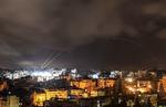 Raketter bliver affyret fra Gaza lige inden, at våbenhvilen træder i kraft.   Foto: Mahmud Hams/Ritzau Scanpix