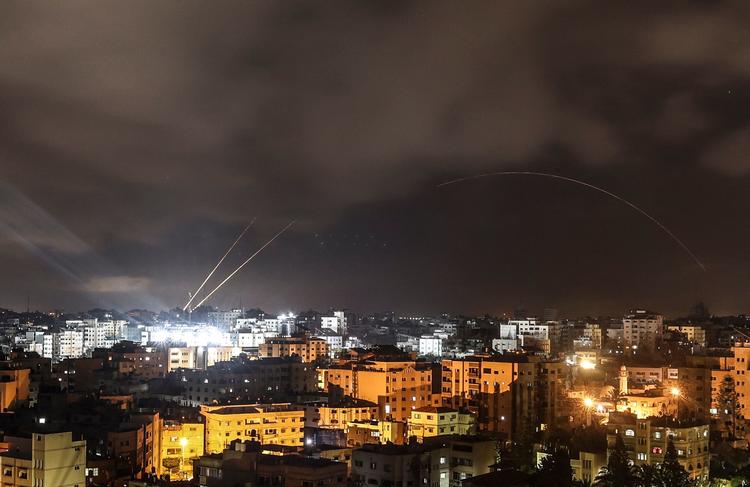 Raketter bliver affyret fra Gaza lige inden, at våbenhvilen træder i kraft.   Foto: Mahmud Hams/Ritzau Scanpix