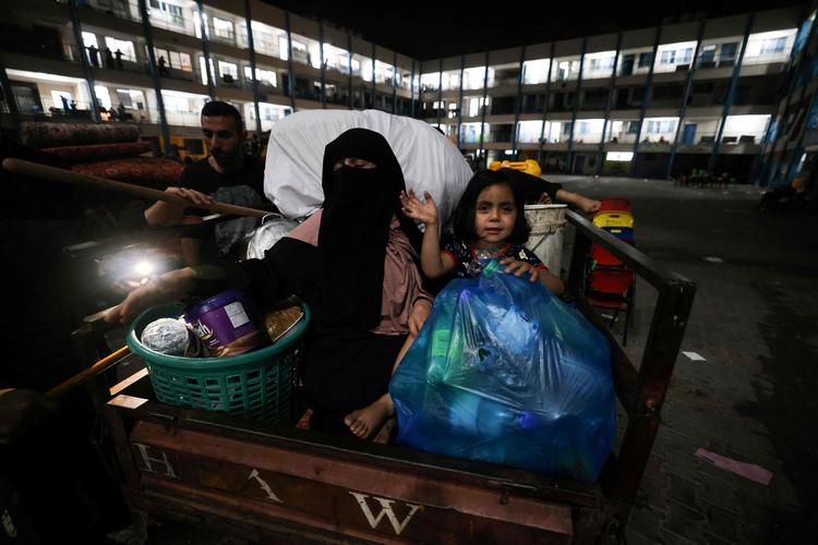 En familie, der havde søgt tilflugt på en FN-drevet skole, vender efter våbenhvilen tilbage til sit hjem i Gaza.  Foto: Mohammed Abed/Ritzau Scanpix