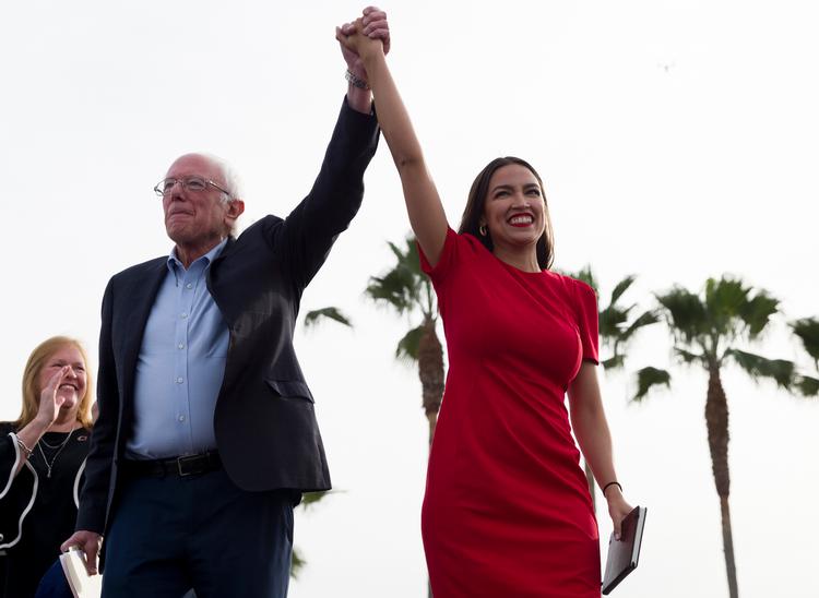 Kongresmedkemmet Alexandria Ocasio-Cortez støttede i valgkampen senator Bernie Sanders' forsøg på at blive demokraternes præsidentkandidat. Da han måtte strække våben i dysten mod Joe Biden, vakte det opsigt, at 'AOC', som hun kaldes, tøvede med at støtte Biden. Nu presser de to progressive demokrater Biden og vil have præsidenten til at være mere kritisk over for Israel. Foto: Kelvin Kuo/Ritzau Scanpix