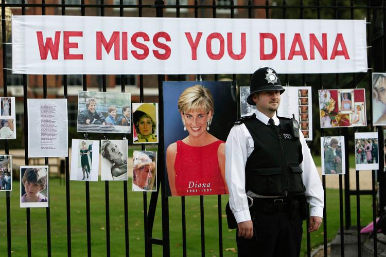 Billeder og breve er fredag blevet hængt op ved Kensington Palace på 10-årsdagen for prinsessens død. Foto: Lefteris Pitarakis/Ritzau Scanpix