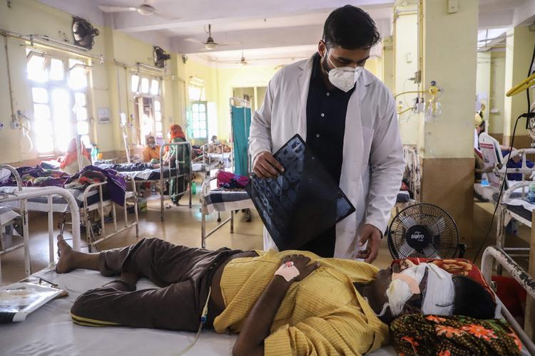 En læge tilser en af de mange patienter, der er blevet ramt af den farlige svampeinfektion kaldet mucormycosis, som har plaget Indien. Foto: Uma Shankar Mishra/Ritzau Scanpix
