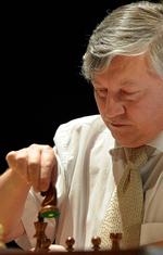 Anatolij Karpov har et godt greb om springeren i denne kamp fra 2009, hvor han mødtes med sin russiske kollega Garri Kasparov i Valencia.   Foto: Jose Jordan/Ritzau Scanpix