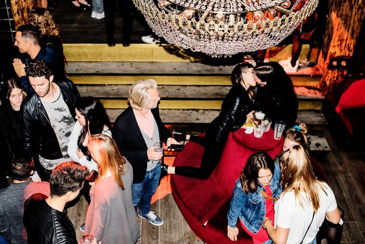 Efter at nattelivet lukker tidligere end normalt, er antallet af voldsepisoder faldet drastisk, viser ny undersøgelse. Her festes der før coronakrisen på natklubben Chateau Motel i København. Foto: Maud Lervik/POLFOTO