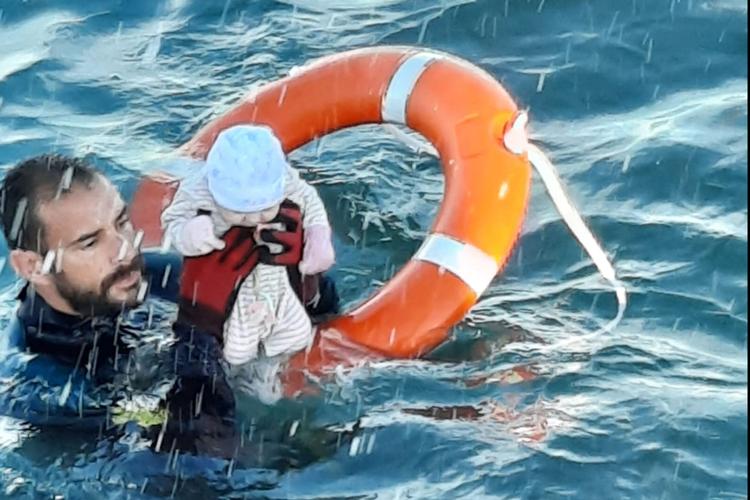 En diplomatisk krise mellem Marokko og Spanien førte i starten af ugen til en voldsom opblusning af migrantstrømmen fra Marokko til de spanske områder i Nordafrika. Her en baby, der bliver reddet af spansk politi, Guardia Civil.  Foto: Handout/Ritzau Scanpix