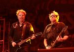 Dexter Holland (til venstre), og Noodles bliver sammen med resten af The Offspring anklaget for at misbruge chimpanser i bandets seneste musikvideo. Foto: Owen Sweeney/Ritzau Scanpix