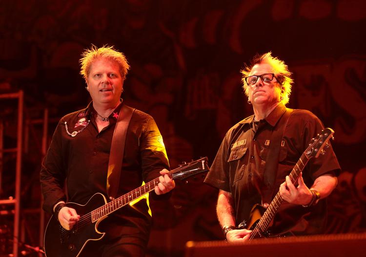 Dexter Holland (til venstre), og Noodles bliver sammen med resten af The Offspring anklaget for at misbruge chimpanser i bandets seneste musikvideo. Foto: Owen Sweeney/Ritzau Scanpix
