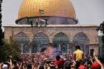 Uro brød ud ved al-Aqsa moskeen i Jerusalem fredag, trods våbenhvilen, som trådte i kraft natten til fredag. Foto: Ahmad Gharabli/Ritzau Scanpix