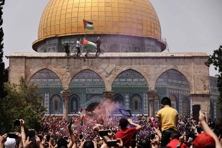 Uro brød ud ved al-Aqsa moskeen i Jerusalem fredag, trods våbenhvilen, som trådte i kraft natten til fredag. Foto: Ahmad Gharabli/Ritzau Scanpix