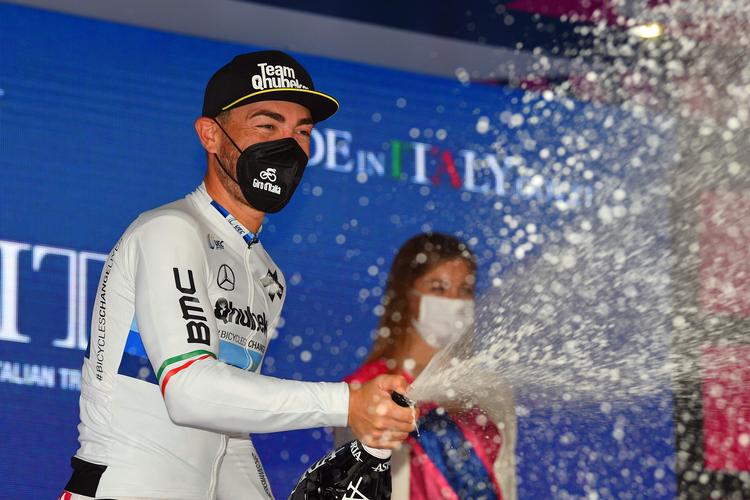 Endelig fik italieneren Giacomo Nizzolo lejlighed til at lade de gyldne dråber sprudle efter en etapesejr i Giro d'Italia.
 Foto: Dario Belingheri/Ritzau Scanpix