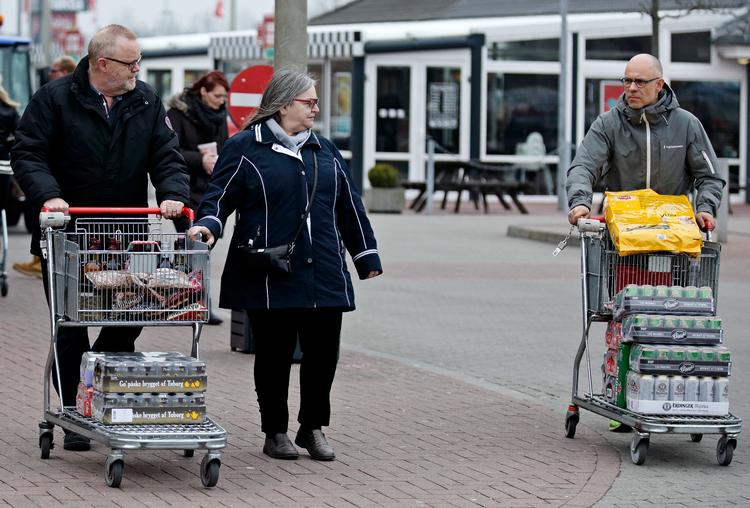 Grænsehandel hos Fleggaard i Harrislee, Tyskland.   Arkivfoto:  Jens Dresling
