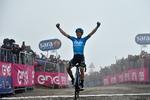 Jubel i 1.730 meters højde - italieneren Lorenzo Fortunato krydser stregen som vinder af den frygtede etape til Monte Zoncolan.
 Foto: Tommaso Pelagalli/Ritzau Scanpix