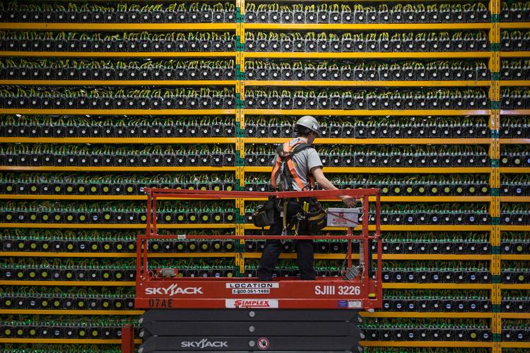 Computerne, der fremstiller Bitcoin, har et højt strømforbrug. Derfor har Elon Musk sagt stop.  Foto: Lars Hagberg/Ritzau Scanpix