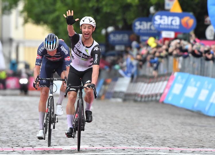 Belgieren Victor Campenaerts afviser sikkert hollænderen Oscar Riesebeek i finalen på 15. etape.
 Foto: Jennifer Lorenzini/Ritzau Scanpix