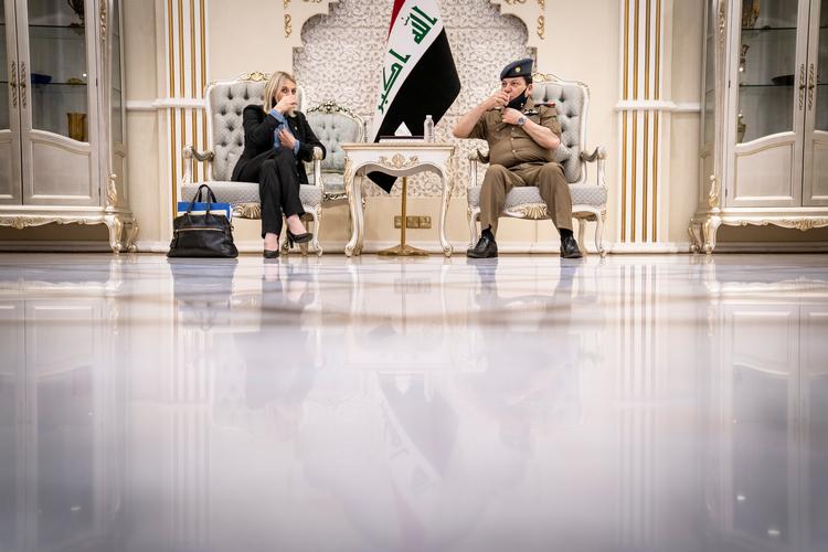 Forsvarsminister Trine Bramsen (S) ankom til Bagdad i Irak, søndagI. Forsvarsministeren mødes blandt andet med den irakiske forsvarsminister Juma Enad Saadoon, besøger det danske hovedkvarter i Union III i Den Grønne Zone i Bagdad samt det danske helikopterbidrag i Camp Mjølner på Ain Al-Assad luftbasen i Al Anbar provinsen.  Foto: Mads Claus Rasmussen/Ritzau Scanpix