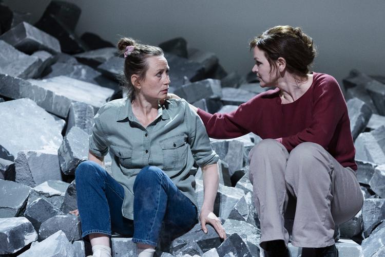 Venindesnak midt i murbrokkerne? Sarah Boberg (tv.) og Stine Stengade forsøger at komme videre ved at tale om alle dem, der har det værre. Foto: Miklos Szabo Foto: Miklos Szabo