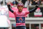Egan Bernal har fået regntøjet af og kan jublende passere målstregen i sin lyserøde førertrøje som vinder af 16. etape. Foto: Luca Bettini/Ritzau Scanpix