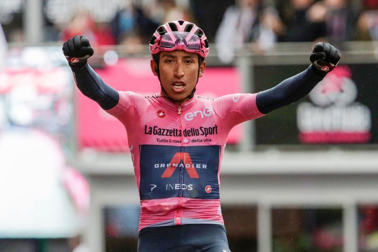 Egan Bernal har fået regntøjet af og kan jublende passere målstregen i sin lyserøde førertrøje som vinder af 16. etape. Foto: Luca Bettini/Ritzau Scanpix