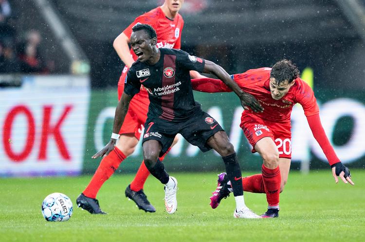 Ind imellem har Pione Sisto været den store profil, som FC Midtjylland håbede på, da klubben hentede ham hjem før sæsonen. I andre har han været langt under sit topniveau - og i 2-0-sejren over AGF forlod han banen frustreret og gestikulerede, da han blev skiftet ud.  Foto: Henning Bagger/Ritzau Scanpix